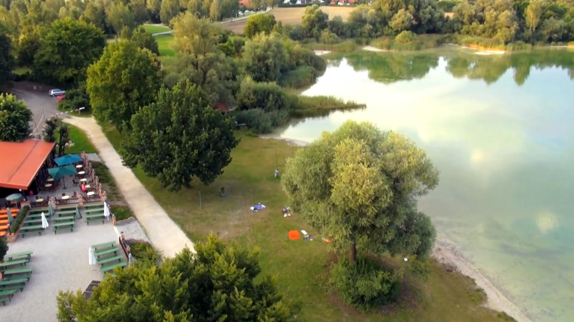 Ansicht Kranzberger See mit Biergarten